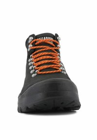 Stivale da trekking nero con materiale impermeabile, dotato di lacci con motivo arancione, occhielli in argento e suola in gomma texturizzata per una maggiore aderenza.