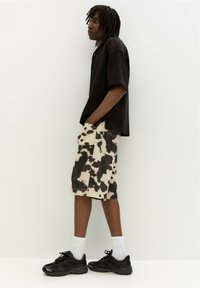 PULL&BEAR COW PRINT - Šortky - brown