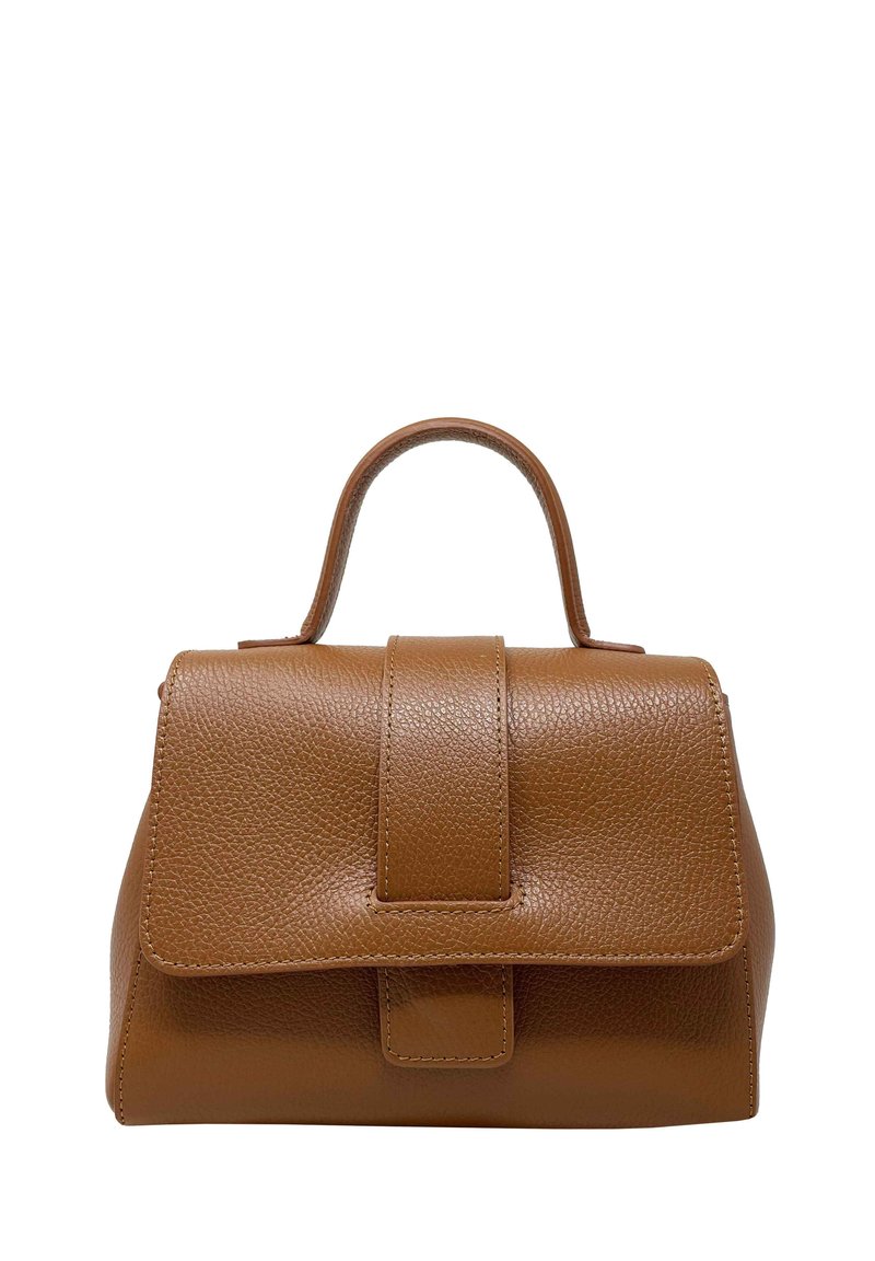 Hnědá texturovaná kožená kabelka se strukturovaným tvarem, horním uchopem a klopovým uzávěrem se středním západkovým tabem. Minimalistický design.