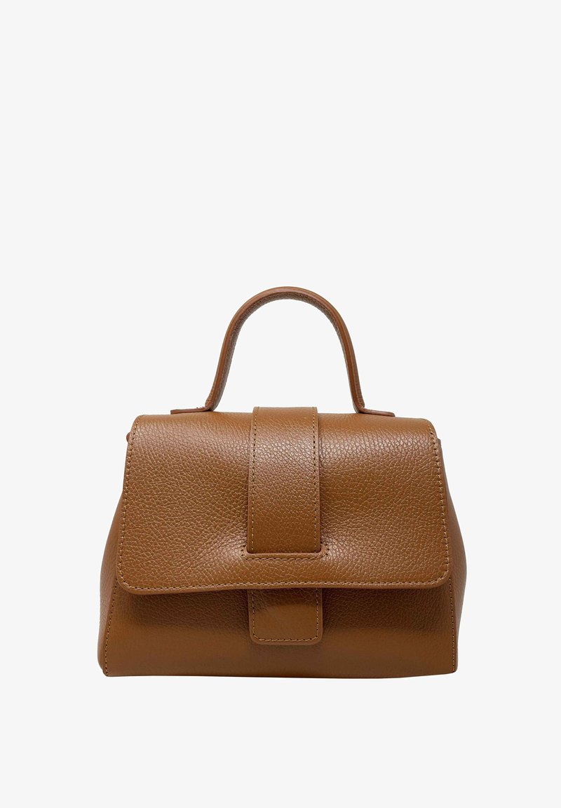 Hnědá texturovaná kožená kabelka se strukturovaným tvarem, horním uchopem a klopovým uzávěrem se středním západkovým tabem. Minimalistický design.