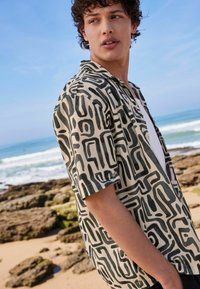Next PRINTED SHORT SLEEVE WITH CUBAN COLLAR - Vapaa-ajan kauluspaita - black ecru