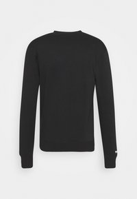 Svart sweatshirt med långa ärmar, rund hals och ribbad nederkant. Tillverkad av mjukt, texturerat tyg utan märkbara mönster eller detaljer.