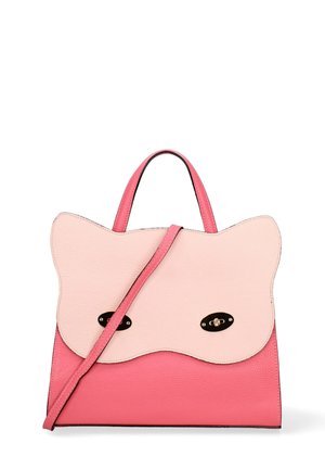 Sac à main en cuir rose avec un design à bords festonnés, doté d'un rabat rose clair, de quincailleries noires et d'une bandoulière amovible. Texture lisse.