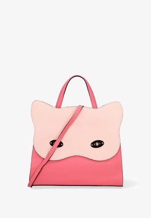 Sac à main en cuir rose avec un design à bords festonnés, doté d'un rabat rose clair, de quincailleries noires et d'une bandoulière amovible. Texture lisse.