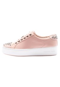 Sneaker in pelle rosa chiaro con decorazioni argentate sulla punta e sul tallone, suola piatta bianca e allacciatura frontale.