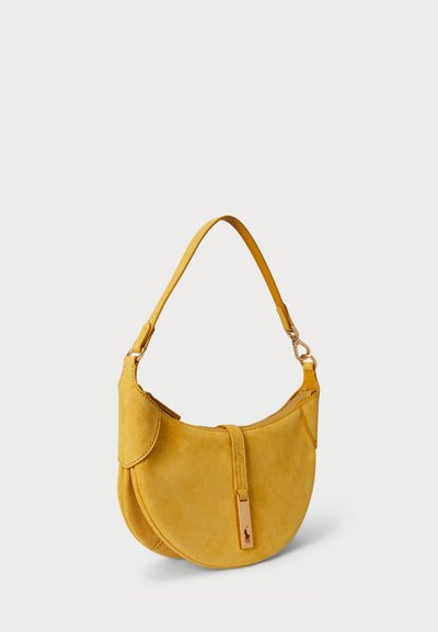 Geantă din suede galbenă cu un design curbat, curea unică și închidere cu fermoar. Prezintă un accent de culoare auriu și o textură netedă.