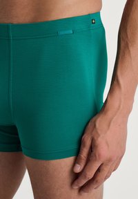 Groene katoenen boxer shorts in een slimfit ontwerp, met een zachte textuur en een logotag op de tailleband. Aangeklede zijnaad.
