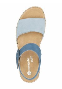 Sandal de color azul y azul claro con dos correas anchas, plantilla de corcho, hebilla ajustable y un borde trenzado multicolor a lo largo de la suela.
