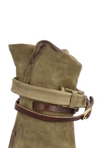 Olivi vihreä nahkaboot, jossa on käänteinen varsi, ruskea nahkavyökoriste, kuvioitu pinta ja siistit ompeluyksityiskohdat.