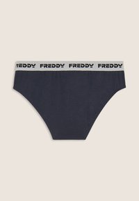 Slip blu navy con fascia in vita bianca decorata con il marchio "FREDDY" nero ripetuto, mostrati su uno sfondo neutro.