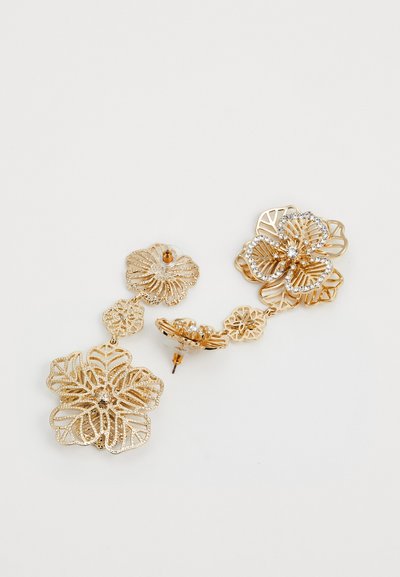 Goldene Blumenohrringe zeichnen sich durch filigrane, spitzenartige Designs, verschiedene Blumenformen und funkelnde Akzente aus. Leichte Metallkonstruktion.