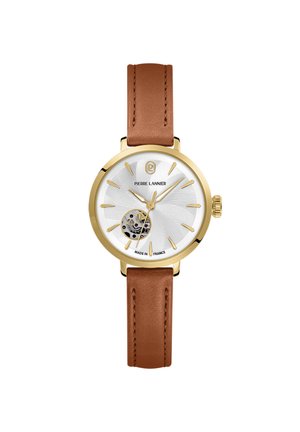 Uhr mit braunem Lederarmband, goldenem Gehäuse, weißem strukturiertem Zifferblatt, goldenen Stundenmarkierungen und Zeigern sowie sichtbarem mechanischem Werk bei sechs Uhr.