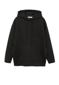 Sudadera negra con una capucha amplia, cierre con cordón, corte holgado, bolsillo frontal tipo pouch y acentos de botón en los laterales. Textura suave.