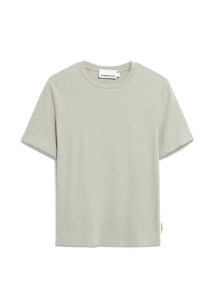T-shirt à manches courtes gris clair en coton doux. Présente un col rond et une étiquette sur la couture latérale gauche. Design simple et sans ornement.