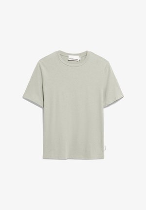 T-shirt à manches courtes gris clair en coton doux. Présente un col rond et une étiquette sur la couture latérale gauche. Design simple et sans ornement.