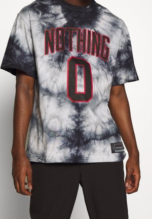 T-shirt à manches courtes en tie-dye noir et blanc, avec un imprimé rouge "NOTHING" et un grand "0" à l'avant, fabriqué avec un tissu texturé.