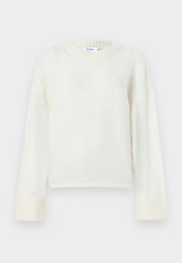 Λευκό πουλόβερ με μακριά μανίκια και στρογγυλή λαιμόκοψη, με ριμπ μανσέτες και τελείωμα, απλωμένο επίπεδα σε ανοιχτό φόντο.