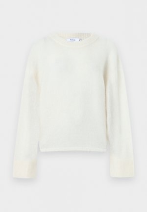 Witte trui met lange mouwen en ronde hals, met geribbelde boorden en zoom, plat uitgestald op een lichte achtergrond.