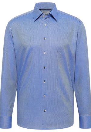 Blå herreskjorte med lange ærmer, knapper foran, klassisk krave og fint tekstureret mønster.