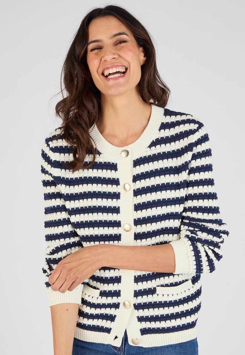 Gebreide cardigan met marineblauw en crèmekleurige horizontale strepen, voorzien van een ronde halslijn, vijf knopen en een gestructureerd patroon.