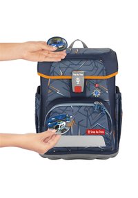 Blauer Stoffrucksack mit geometrischem Muster, orangefarbenen Akzenten, Fronttasche und abnehmbarem Polizeihubschrauber-Abzeichen. Verstellbare gepolsterte Schultergurte.