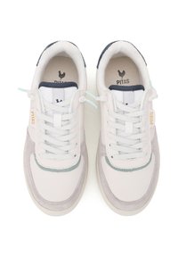 Lave sneakers i lysegrå læder med ruskindselementer. Flade snørebånd, polstret krave og mærkning på siden. Struktureret gummisål.