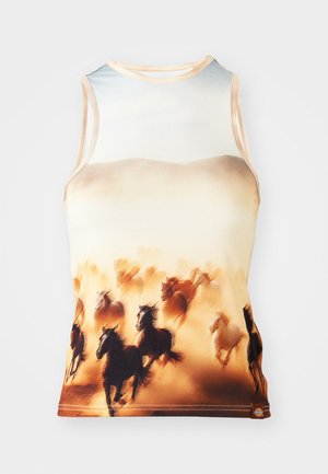 Top brez rokavov z motivom tečečih konj v rjavih in kremnih odtenkih, izdelan iz gladkega blaga s kroženim ovratnikom in oprijetim krojem.