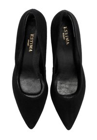 Czarne zamszowe buty na wysokim obcasie z naostrzonym czubkiem. Wewnątrz posiadają gładkie czarne wykończenie, a na wkładce widoczna jest marka.