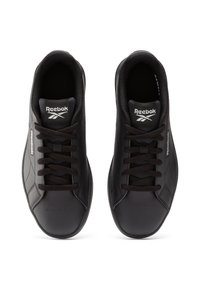 Zapatillas deportivas negras con parte superior de cuero sintético, puntera redonda, cordones planos y la marca Reebok en la lengüeta y en los laterales.