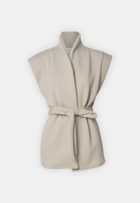 Světle béžový župan s klopovým límcem, rukávy do kapsiček, texturovaná žebrovaná látka a zavazovací pásek v pase.