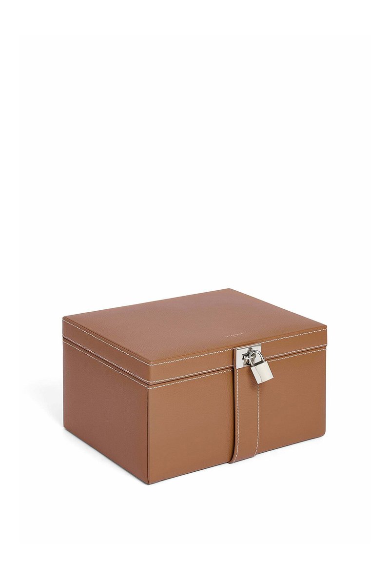 Caja de almacenamiento de cuero marrón con un acabado texturizado, costuras blancas, un candado plateado y una tapa plana. Forma rectangular, diseño compacto.