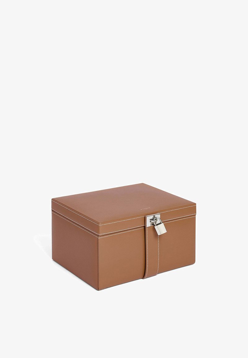 Caja de almacenamiento de cuero marrón con un acabado texturizado, costuras blancas, un candado plateado y una tapa plana. Forma rectangular, diseño compacto.