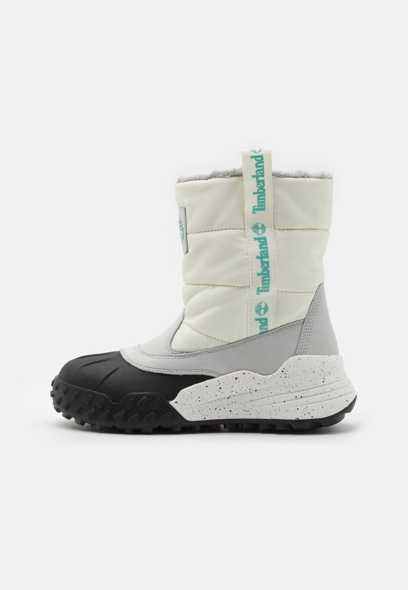 Bílé izolované boty s šedými akcenty, černou gumovou podrážkou a texturovaným svrškem. Obsahují logo Timberland a smyčkovou poutko.