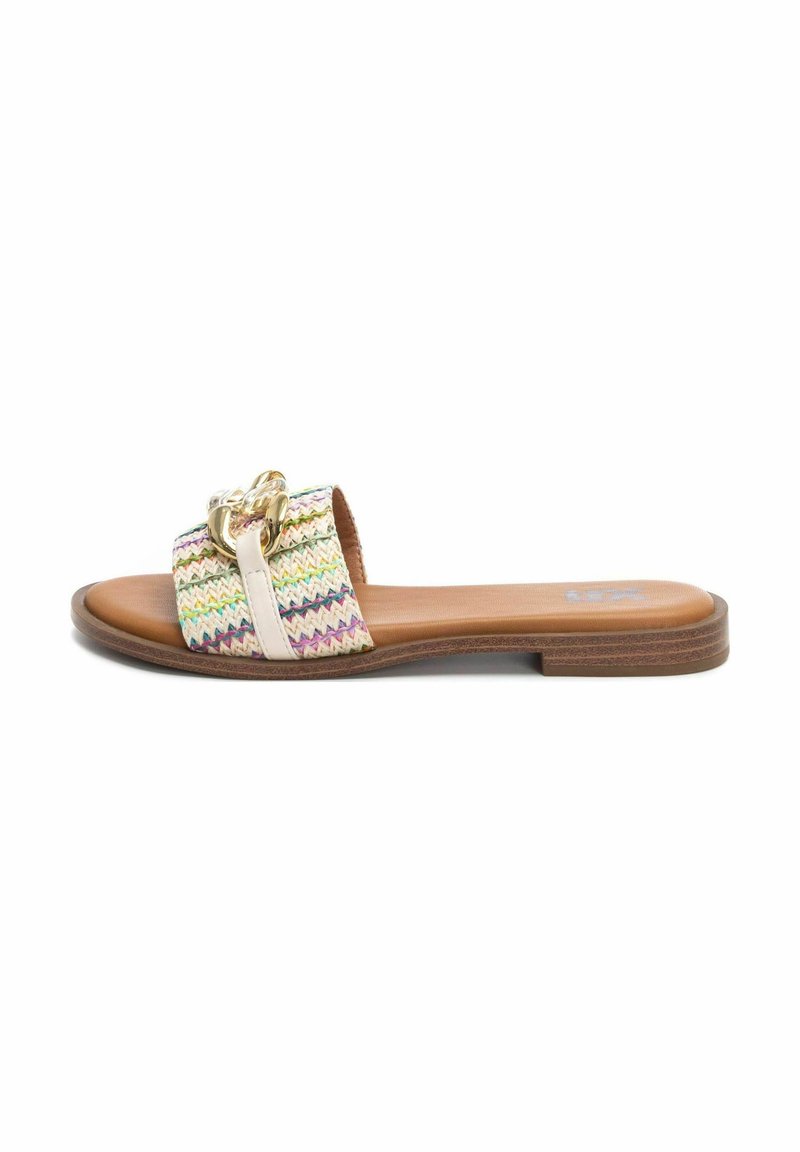 Sandalias planas con tira trenzada multicolor con patrón de zigzag y acento de cadena dorada sobre una suela sintética marrón.