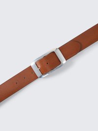 Ceinture en cuir marron avec une boucle rectangulaire en métal argenté, comprenant cinq trous pour le réglage et une texture lisse et plate.