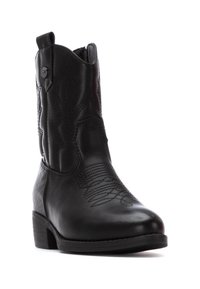 Botas de cowboy de cuero negro con tacón bajo, que presentan patrones de costura en el caña y un diseño en relieve a lo largo de los laterales.