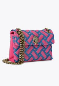 Borsa a mano intrecciata in suede blu e rosa con tracolla a catena, caratterizzata da un emblema decorativo di un uccello sul pattino e un motivo geometrico.