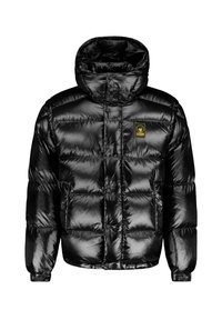 Giacca a vento nera con finitura lucida, caratterizzata da un colletto alto, bottoni a pressione e un piccolo logo giallo sul lato sinistro del petto.