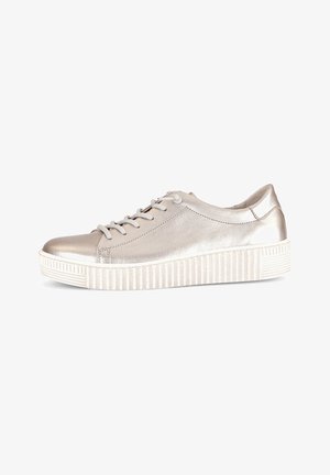 Metallisch silberner Sneaker mit einem glatten Lederoberteil, runder Spitze, flacher weißer Gummisohle und Schnürdesign. Strukturierte Seitenelemente vorhanden.