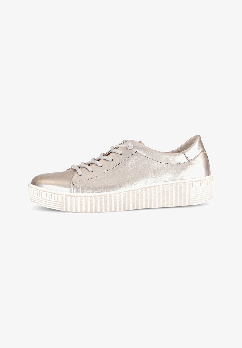 Zapatilla metálica plateada con parte superior de cuero suave, punta redonda, suela de goma blanca plana y diseño de cordones. Presenta acentos laterales texturizados.