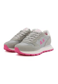 Sneaker grigie realizzate in tessuto e pelle scamosciata, con accenti rosa sulla suola e sul logo, caratterizzate da un design con lacci e colletto imbottito.