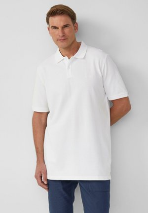 Weißes Poloshirt mit kurzen Ärmeln, Kragen und einer Knopfleiste mit einem einzelnen Knopf. Stoff mit weicher Textur, gerader Saum und ohne sichtbare Muster oder Grafiken.