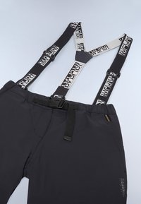 Zwarte waterdichte broek met verstelbare bretels met logo-accenten. Inclusief een riemlus en drukknoopsluiting aan de voorkant.