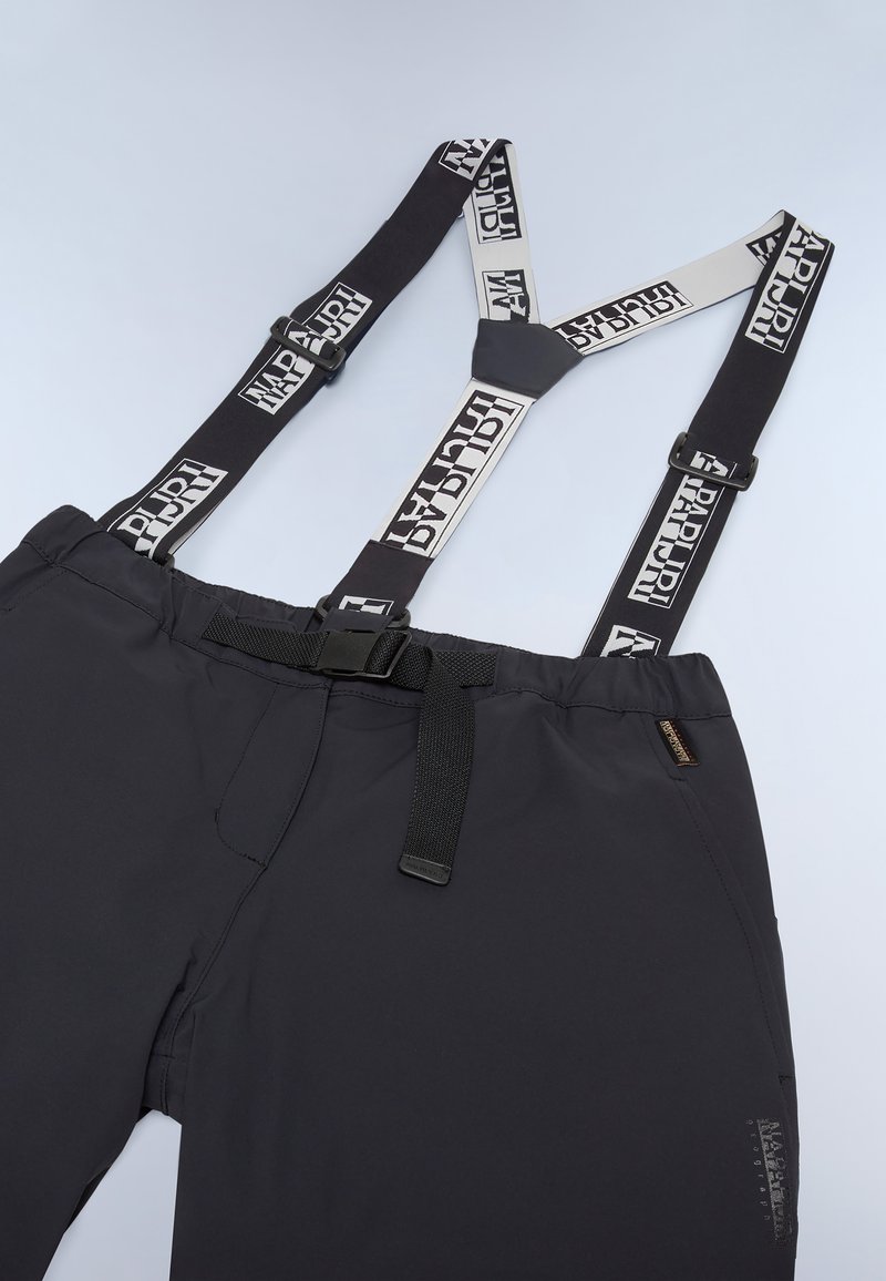 Pantalones impermeables negros con tirantes ajustables que presentan acentos de logotipo. Incluyen un pasador de cinturón y un cierre a presión en la parte frontal.