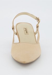 Krémové semišové sandály s kulatou špičkou, nastavitelného popruhu přes kotník a měkkou stélkou. Hladký povrch a jednoduchý design.