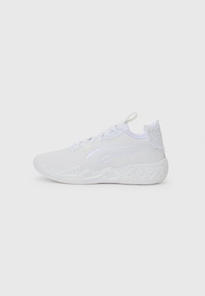 Baskets de sport blanches avec un dessus texturé, des éléments de design ondulés et un talon moulé unique agrémenté d'accents floraux. Les lacets sont blancs.