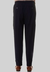 Pantaloni blu navy con cintura elastica, dotati di due tasche posteriori con chiusura a bottone. Taglio dritto con una texture liscia e orlo.