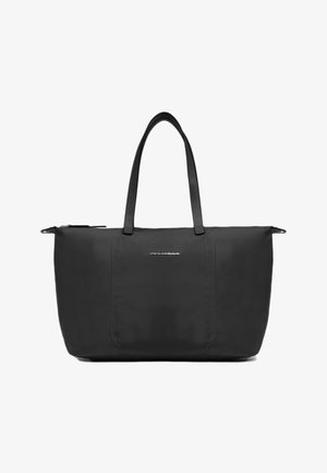 Zwarte draagtas van duurzaam stof, met twee lange handgrepen, ritssluiting en een logodetail aan de voorkant. Glad oppervlak, minimalistisch ontwerp.