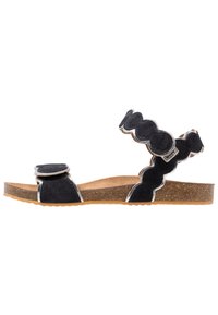 Černá semišová sandála s korkovou podrážkou, vybavená vlnitými pásky a kulatým detailem. Stříbrný lem zdobí okraje pásků.