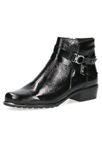 Schwarze lackierte Leder-Stiefelette mit spitzer Zehenform, silberner Schnallenraffer und niedrigem Blockabsatz, mit strukturiertem Obermaterial und Gummisohle.